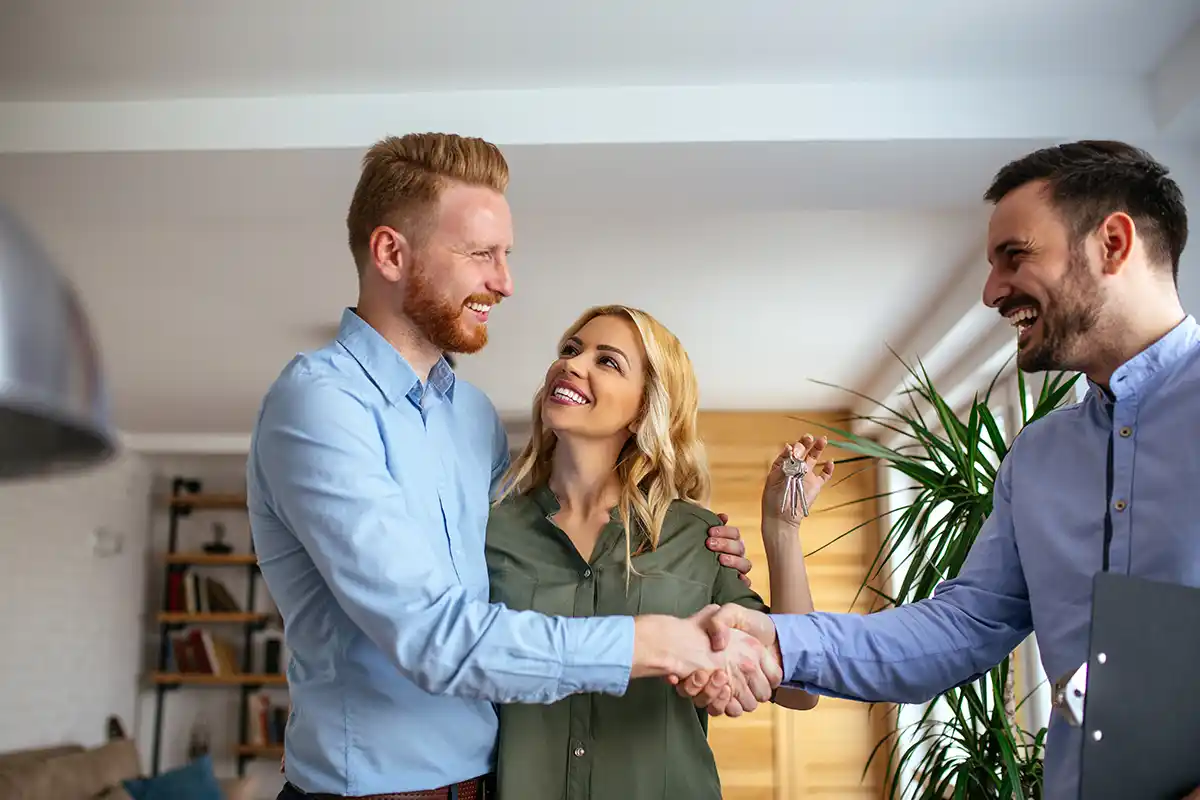 Có nên thuê môi giới bất động sản khi bán nhà không?